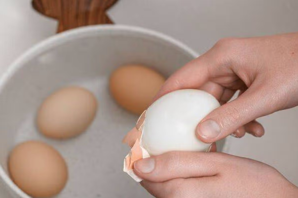 Mẹo luộc trứng để b&oacute;c vỏ dễ d&agrave;ng: Chỉ cần 1 nguy&ecirc;n liệu đơn giản - Ảnh 1.
