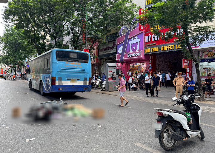 Cô gái tử vong Sau va chạm xe máy và xe buýt tại Hà Nội - Ảnh 1. Cô gái tử vong Sau va chạm xe máy và xe buýt tại Hà Nội - Ảnh 1.
