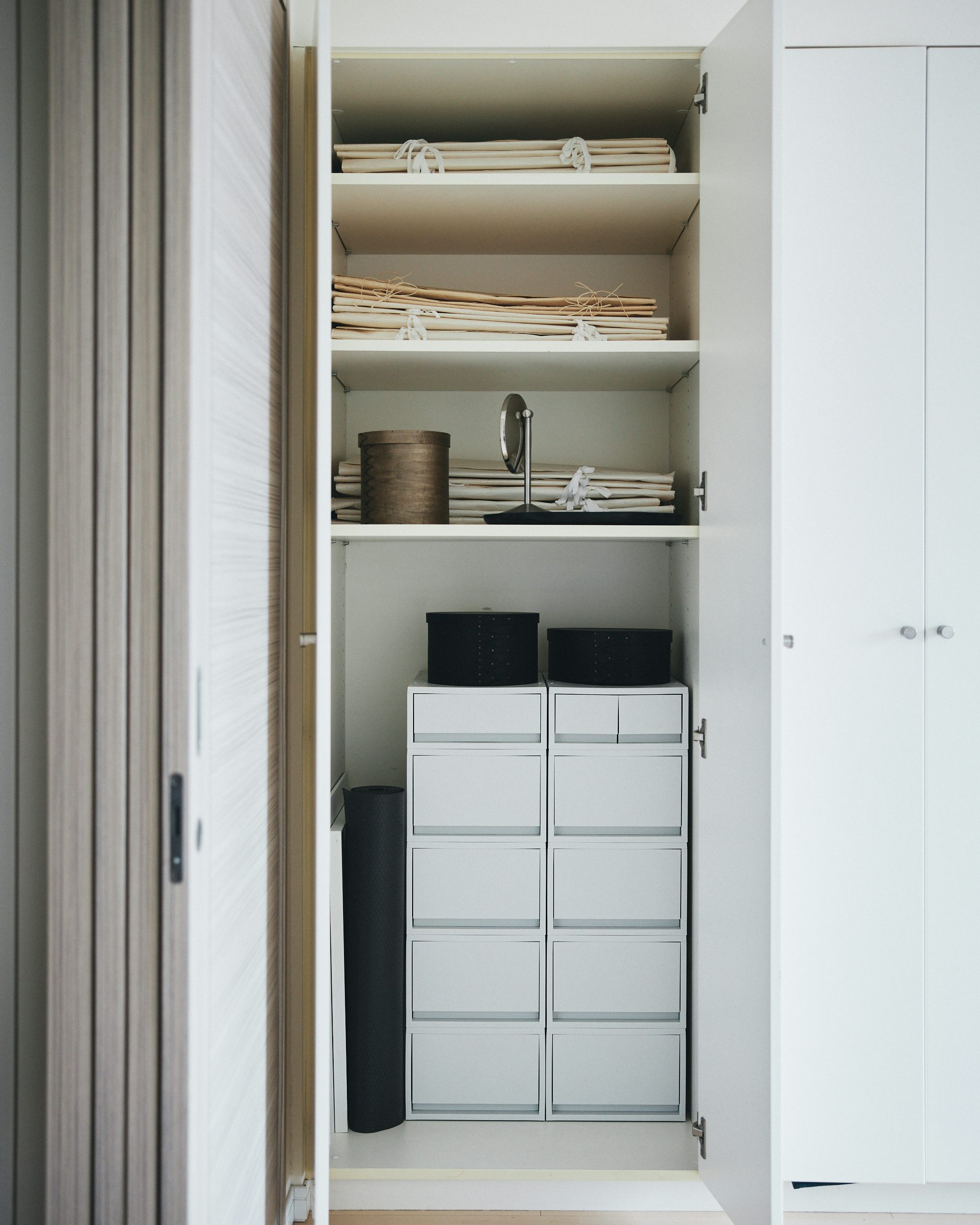 Sống trong căn ph&ograve;ng 12m&sup2;, t&ocirc;i chỉ giữ lại 15 nh&oacute;m đồ: C&agrave;ng &iacute;t đồ, nh&agrave; c&agrave;ng dễ thở - Ảnh 4.