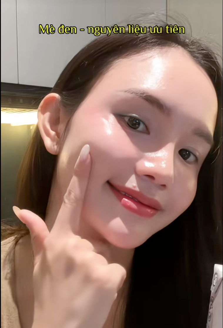Dưỡng nhan tuổi U40: Muốn da trắng hồng h&agrave;o, m&aacute;i t&oacute;c đen mượt, c&aacute;c chị em n&ecirc;n duy tr&igrave; 4 th&oacute;i quen n&agrave;y- Ảnh 2.