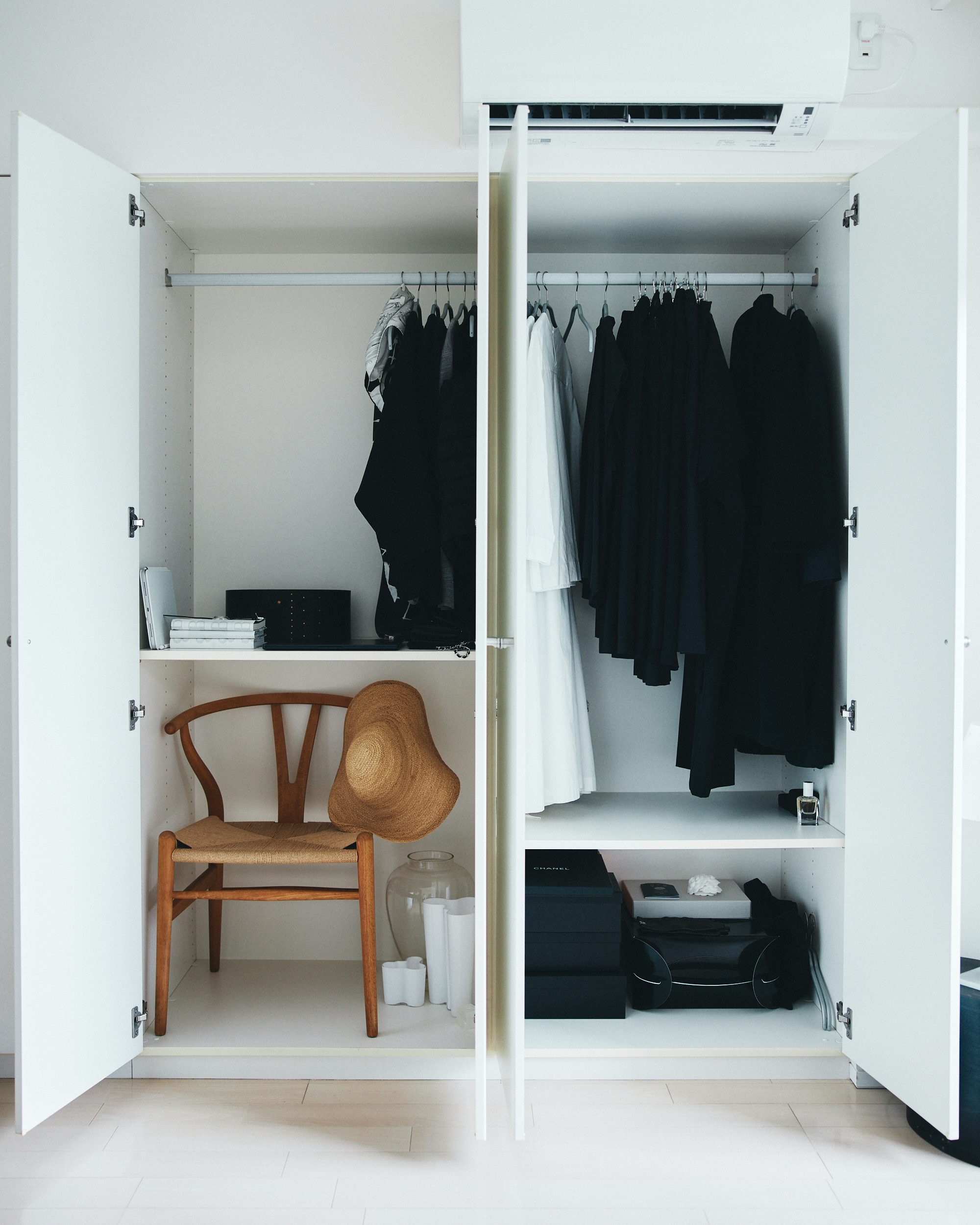 Sống trong căn ph&ograve;ng 12m&sup2;, t&ocirc;i chỉ giữ lại 15 nh&oacute;m đồ: C&agrave;ng &iacute;t đồ, nh&agrave; c&agrave;ng dễ thở - Ảnh 2.
