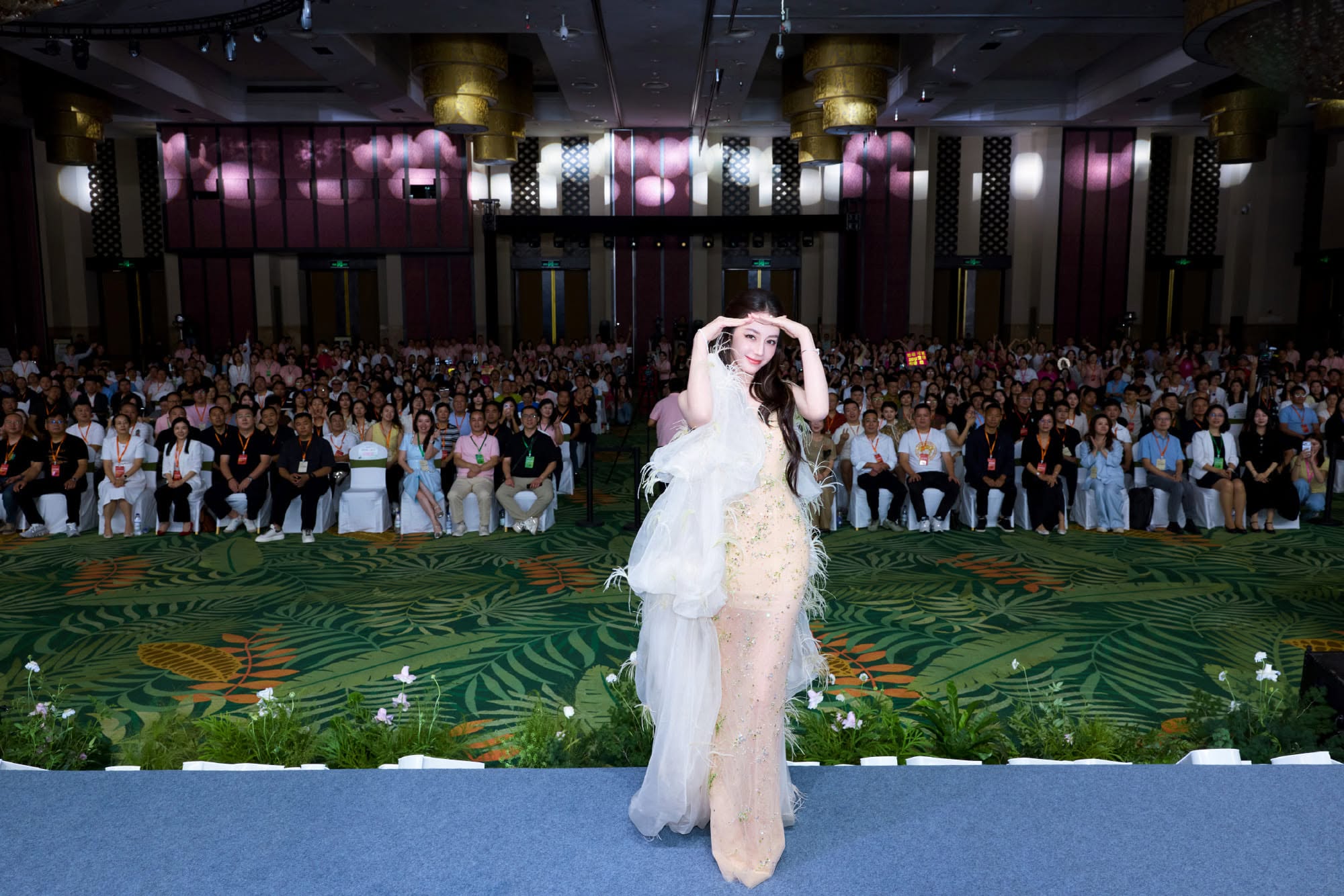 Gallery - Địch Lệ Nhiệt Ba diện váy xuyên thấu đính pha lê, khoe vóc dáng chuẩn không cần chỉnh - image 2