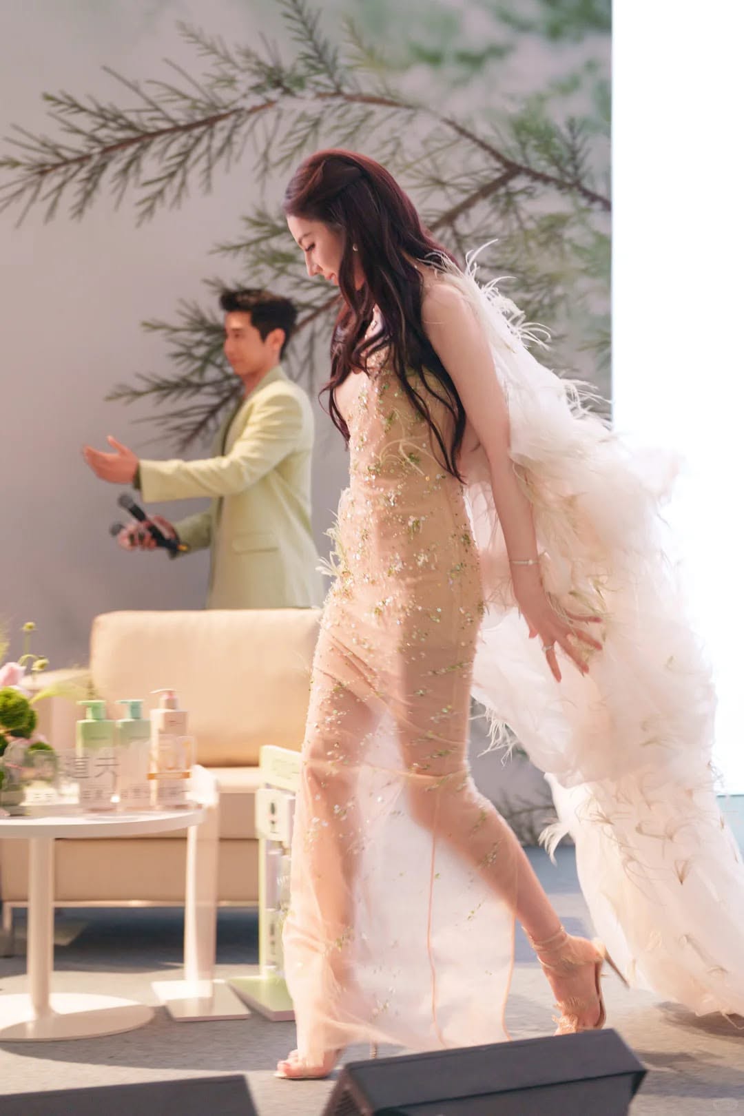 Gallery - Địch Lệ Nhiệt Ba diện váy xuyên thấu đính pha lê, khoe vóc dáng chuẩn không cần chỉnh - image 5