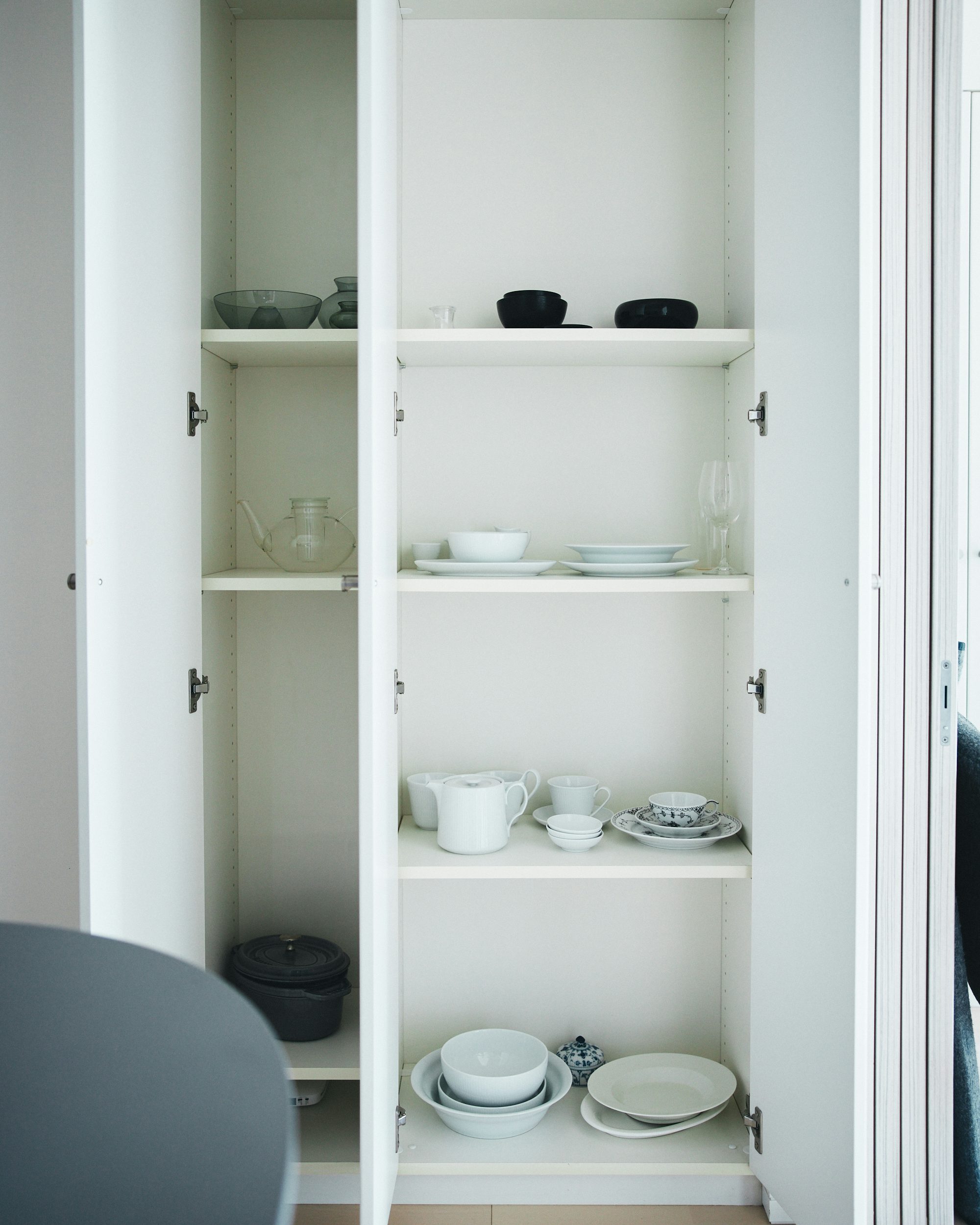 Sống trong căn ph&ograve;ng 12m&sup2;, t&ocirc;i chỉ giữ lại 15 nh&oacute;m đồ: C&agrave;ng &iacute;t đồ, nh&agrave; c&agrave;ng dễ thở - Ảnh 3.