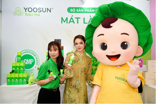 Diễn vi&ecirc;n Quỳnh Lương trải nghiệm bộ sản phẩm Yoosun Rau M&aacute; tại Vietbaby Fair 2026 - Ảnh 1.