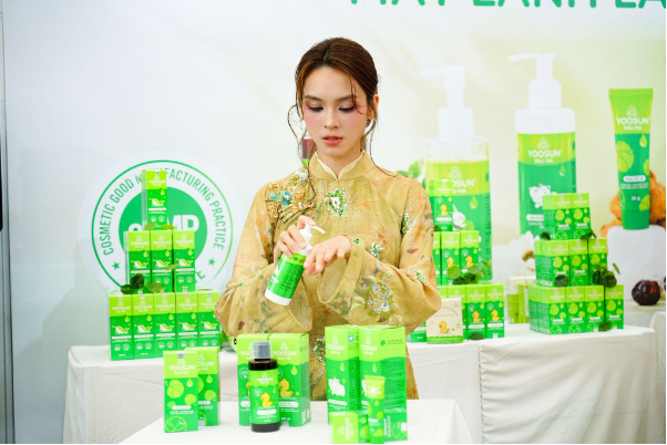 Diễn vi&ecirc;n Quỳnh Lương trải nghiệm bộ sản phẩm Yoosun Rau M&aacute; tại Vietbaby Fair 2026 - Ảnh 2.