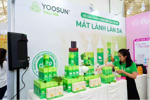 Diễn vi&ecirc;n Quỳnh Lương trải nghiệm bộ sản phẩm Yoosun Rau M&aacute; tại Vietbaby Fair 2026 - Ảnh 3.