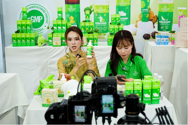 Diễn vi&ecirc;n Quỳnh Lương trải nghiệm bộ sản phẩm Yoosun Rau M&aacute; tại Vietbaby Fair 2026 - Ảnh 4.
