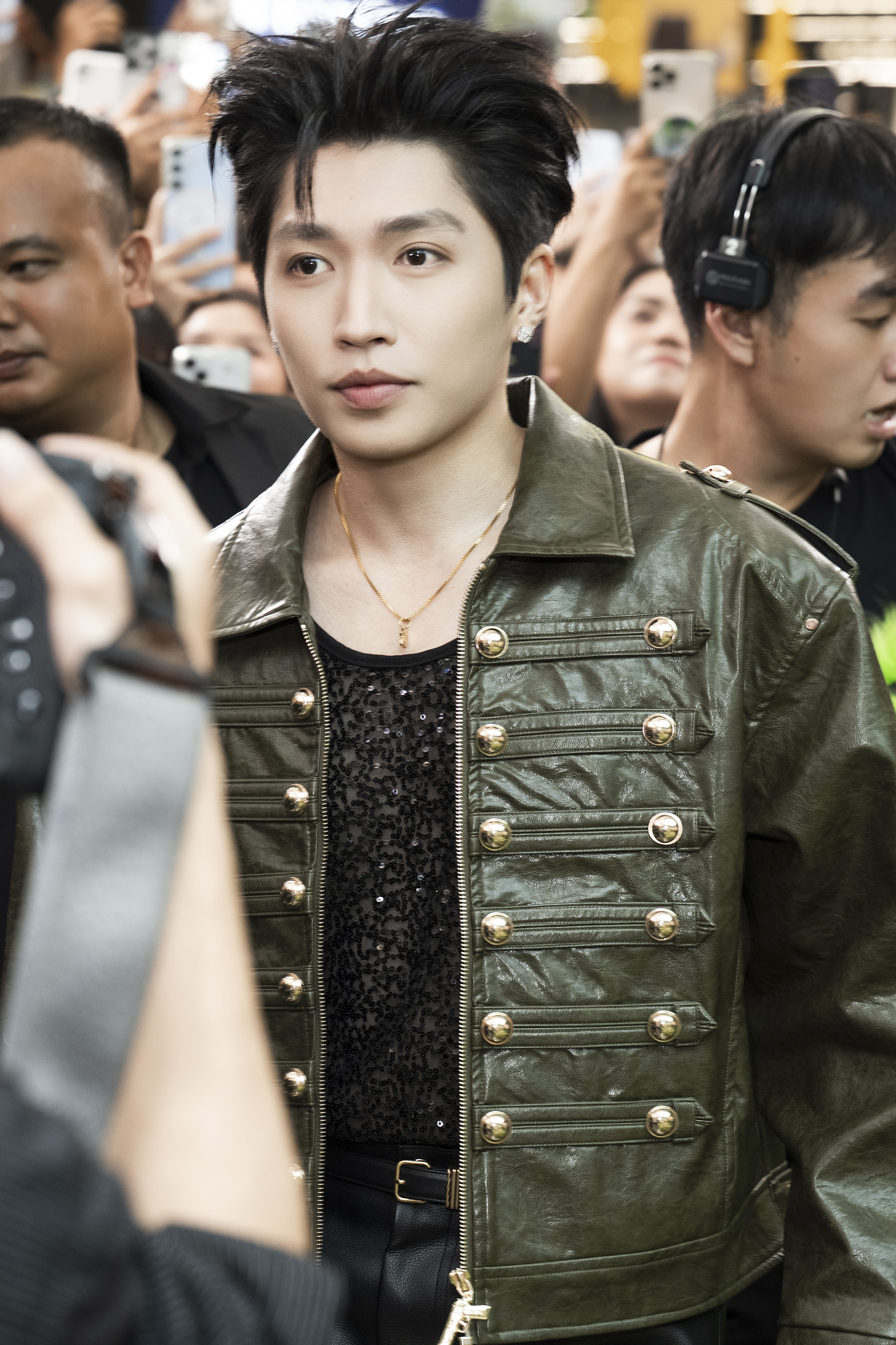 Gallery - Cody Nam Võ hát liền ba ca khúc, tặng 300 phần quà cho fan ngay giữa trung tâm thương mại dịp 20/10 - image 2