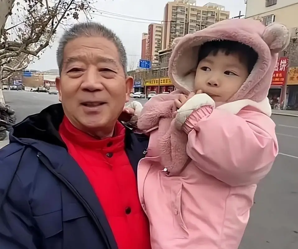 Sinh con ở tuổi 67, người mẹ nay nằm viện, con gái nhỏ mới 7 tuổi cũng phải sớm thích nghi với nhiều thiệt thòi- Ảnh 1.