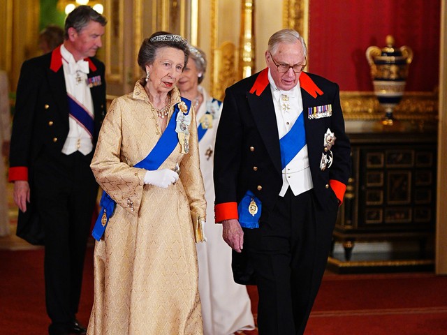 Vương nữ Anne tỏa s&aacute;ng tại quốc yến Oman , vượt mặt William v&agrave; Kate - Ảnh 1.