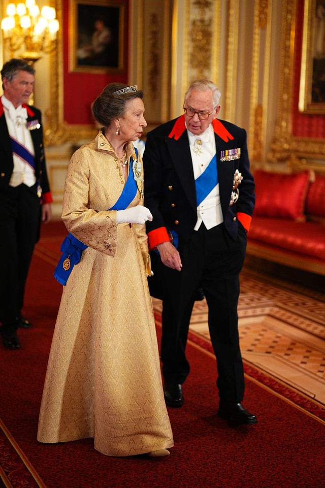 Vương nữ Anne tỏa s&aacute;ng tại quốc yến Oman , vượt mặt William v&agrave; Kate - Ảnh 2.