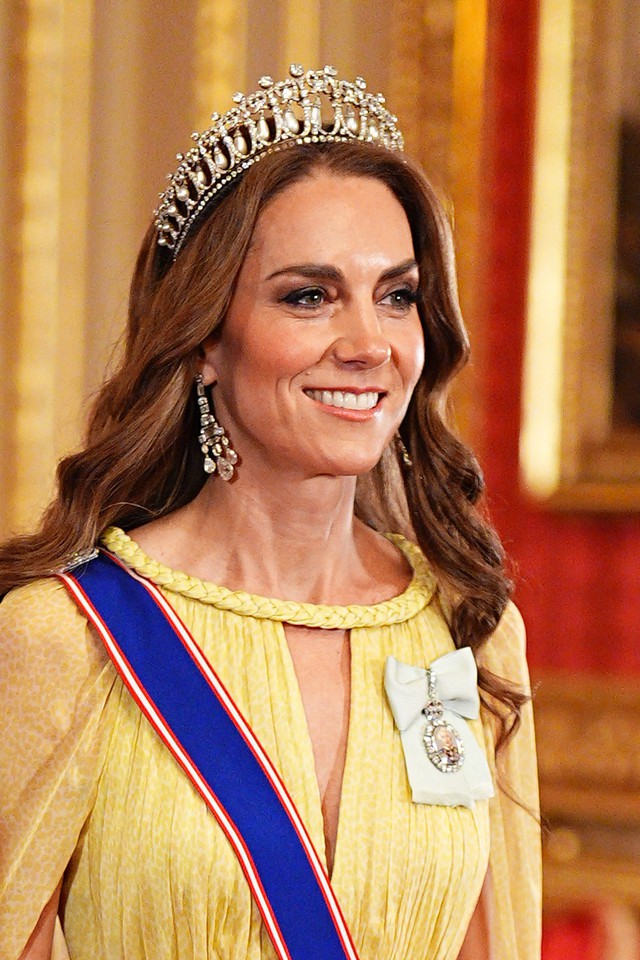 Vương nữ Anne tỏa s&aacute;ng tại quốc yến Oman , vượt mặt William v&agrave; Kate - Ảnh 5.