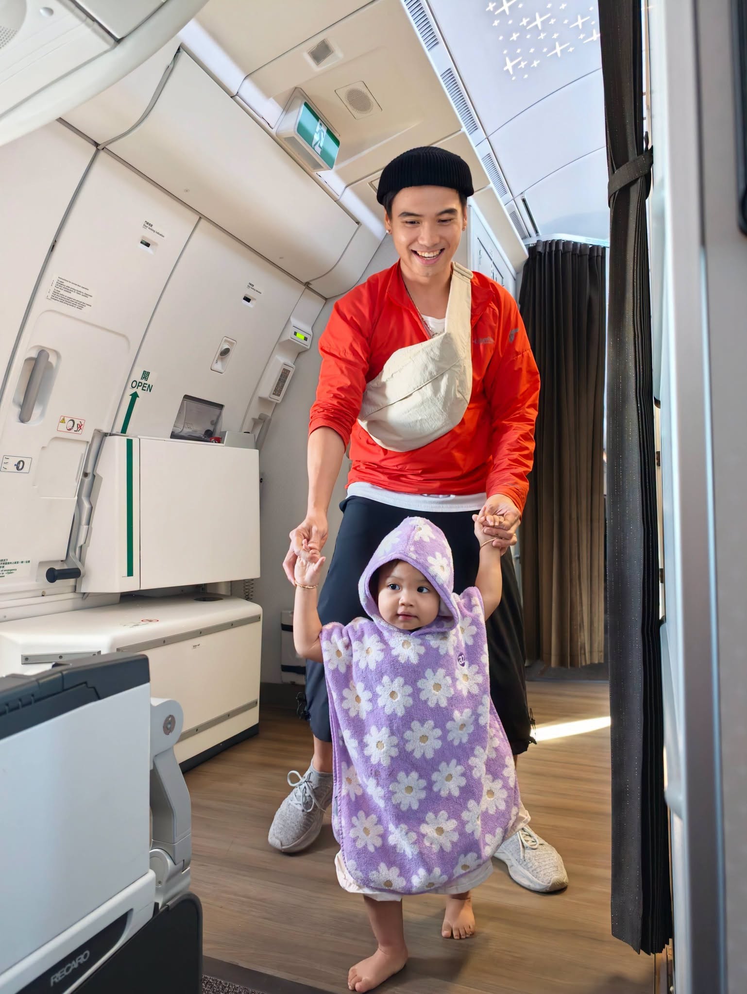 Con g&aacute;i Hoa hậu H' Hen Ni&ecirc; mặc 4 lớp &aacute;o, h&agrave;o hứng dạo chơi giữa tiết trời 12 độ C ở CH S&eacute;c - Ảnh 5.