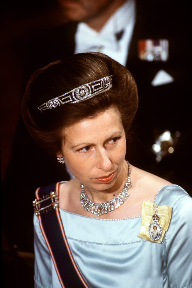 Vương nữ Anne tỏa s&aacute;ng tại quốc yến Oman , vượt mặt William v&agrave; Kate - Ảnh 3.
