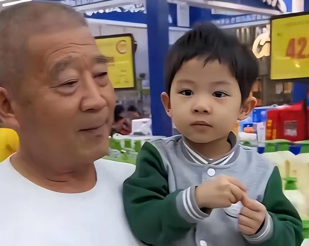 Sinh con ở tuổi 67, người mẹ nay nằm viện, con gái nhỏ mới 7 tuổi cũng phải sớm thích nghi với nhiều thiệt thòi- Ảnh 7.