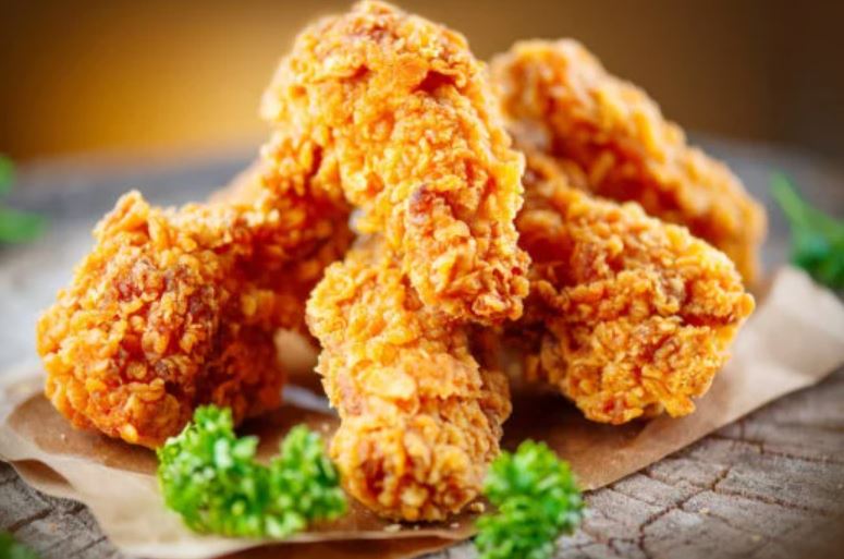 B&eacute; trai 14 tuổi nguy kịch sau khi ăn đ&ugrave;i g&agrave; v&agrave; thịt lợn kho - Ảnh 1.
