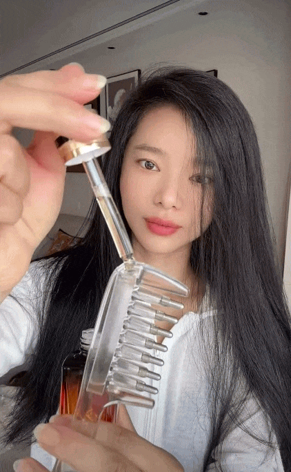 Tóc rụng nhiều, chân tóc xẹp khi giao mùa? “Lược tinh chất da đầu” đang được nhiều người dùng thử - Ảnh 2.
