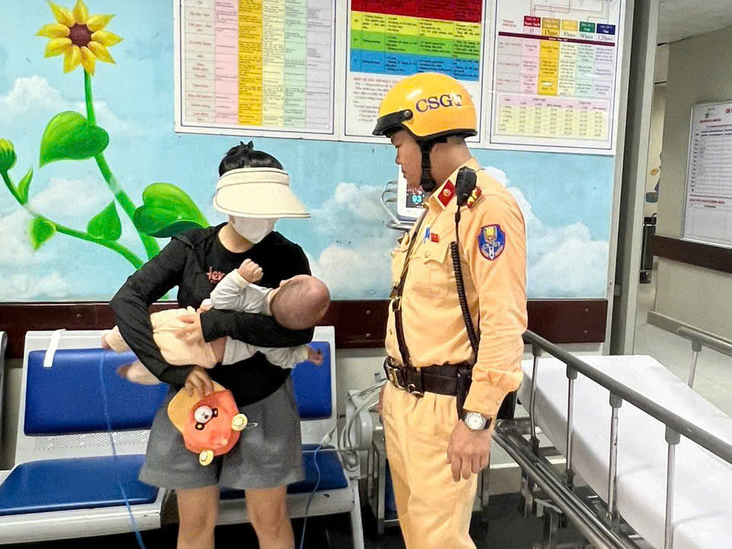 CSGT H&agrave; Nội mở đường đưa b&eacute; 4 th&aacute;ng tuổi sốt cao đi cấp cứu kịp thời - Ảnh 1.