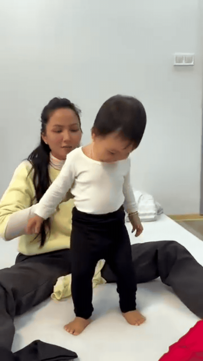 Con g&aacute;i Hoa hậu H' Hen Ni&ecirc; mặc 4 lớp &aacute;o, h&agrave;o hứng dạo chơi giữa tiết trời 12 độ C ở CH S&eacute;c - Ảnh 1.