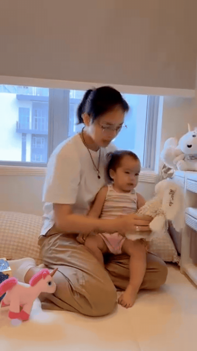 Con g&aacute;i Ng&ocirc; Thanh V&acirc;n vừa bập bẹ tập n&oacute;i đ&atilde; nhớ hết t&ecirc;n 10 &ldquo;bạn th&acirc;n&rdquo; trong nh&agrave; - Ảnh 1.