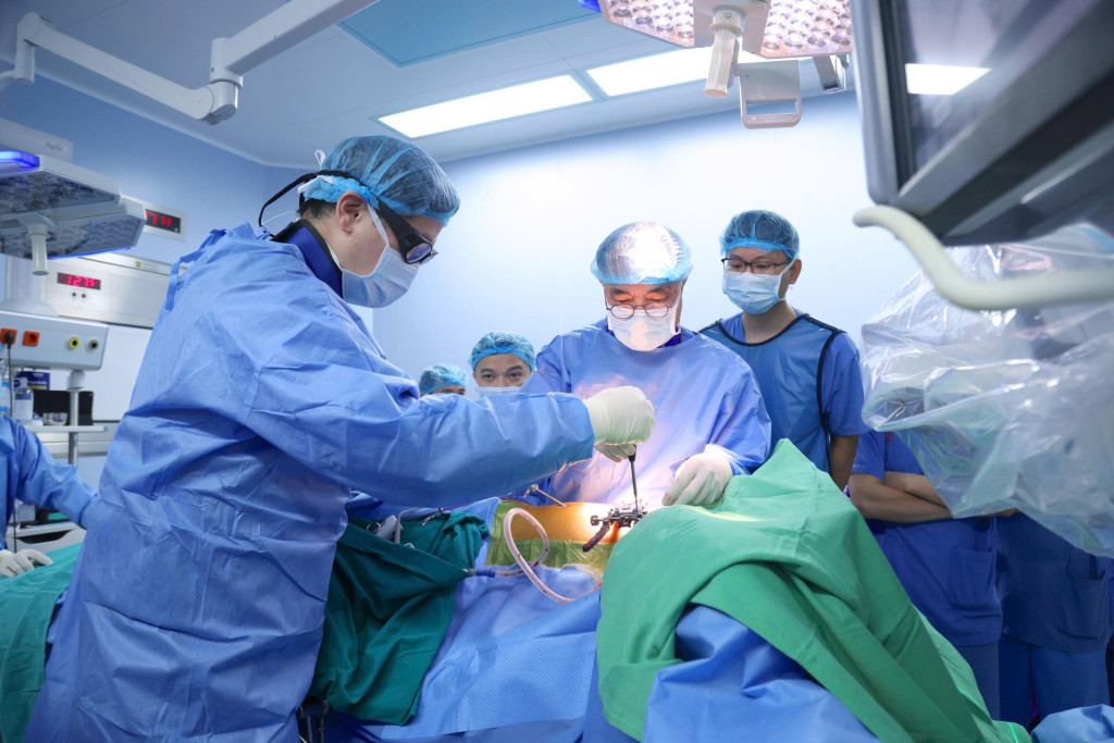 Việt Nam thực hiện phẫu thuật nắn chỉnh vẹo cột sống kh&ocirc;ng gh&eacute;p xương đầu ti&ecirc;n năm 2026 - Ảnh 2.