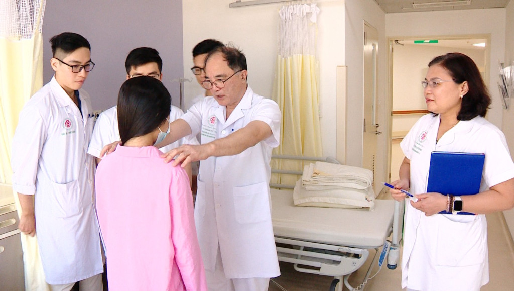 Việt Nam thực hiện phẫu thuật nắn chỉnh vẹo cột sống kh&ocirc;ng gh&eacute;p xương đầu ti&ecirc;n năm 2026 - Ảnh 3.
