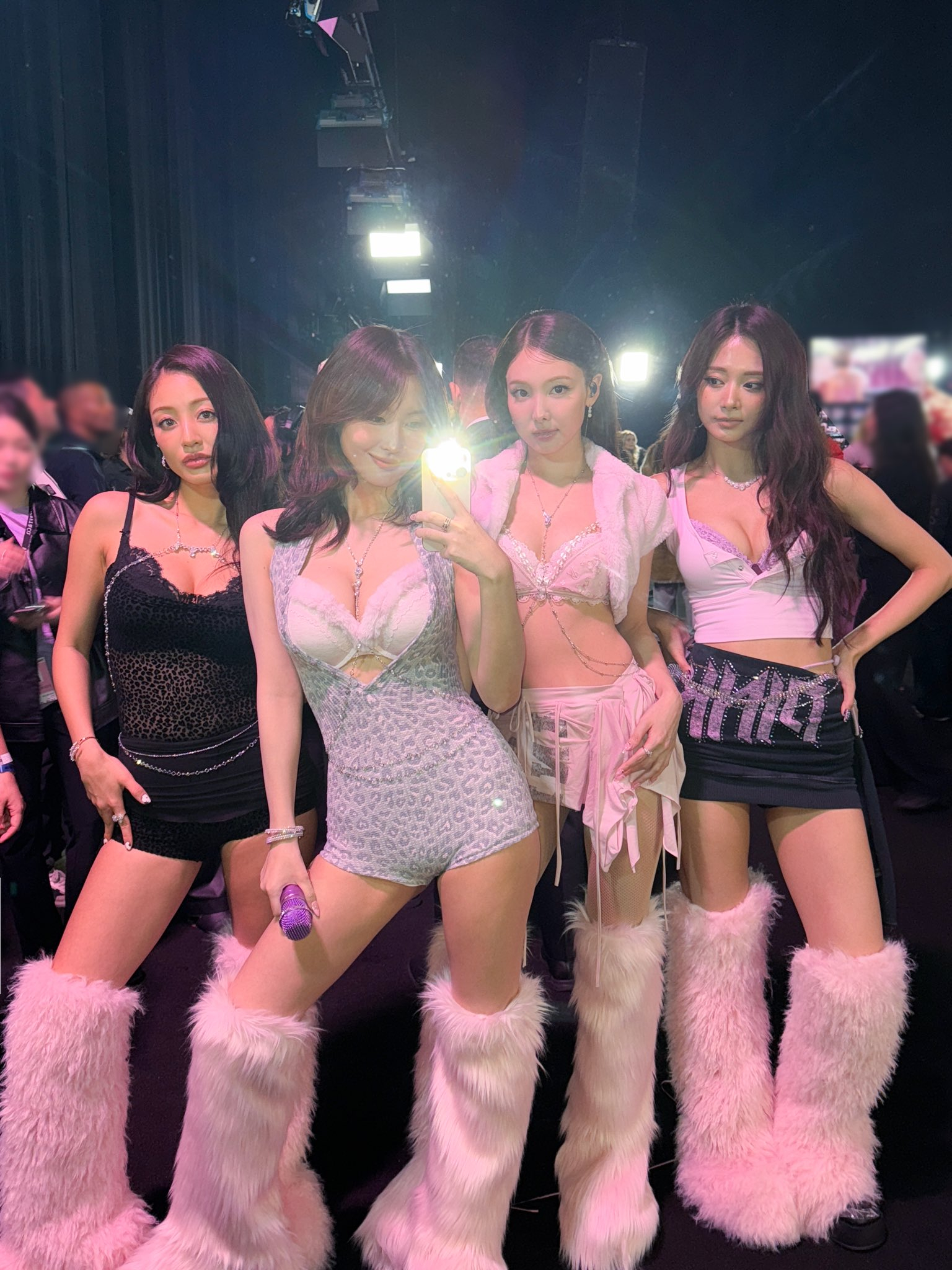 Barbara Palvin v&agrave; năng lượng t&igrave;nh y&ecirc;u của mẹ bỉm hot nhất mạng x&atilde; hội 2026 - Ảnh 4.