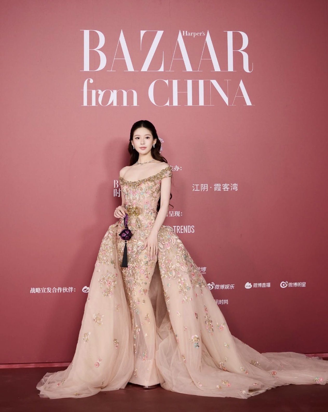 Triệu Lộ Tư lộng lẫy tại thảm đỏ Harper ' s Bazaar 2026: Vẻ đẹp quyến rũ kh&ocirc;ng thể rời mắt - Ảnh 1.