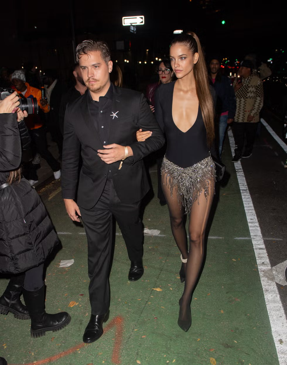 Khoảnh khắc ngọt ng&agrave;o của Barbara Palvin v&agrave; Dylan Sprouse tại Victoria &rsquo; s Secret 2026 - Ảnh 10.