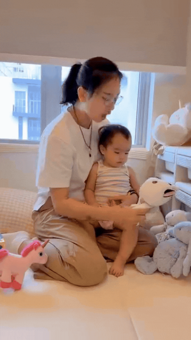 Con g&aacute;i Ng&ocirc; Thanh V&acirc;n vừa bập bẹ tập n&oacute;i đ&atilde; nhớ hết t&ecirc;n 10 &ldquo;bạn th&acirc;n&rdquo; trong nh&agrave; - Ảnh 2.