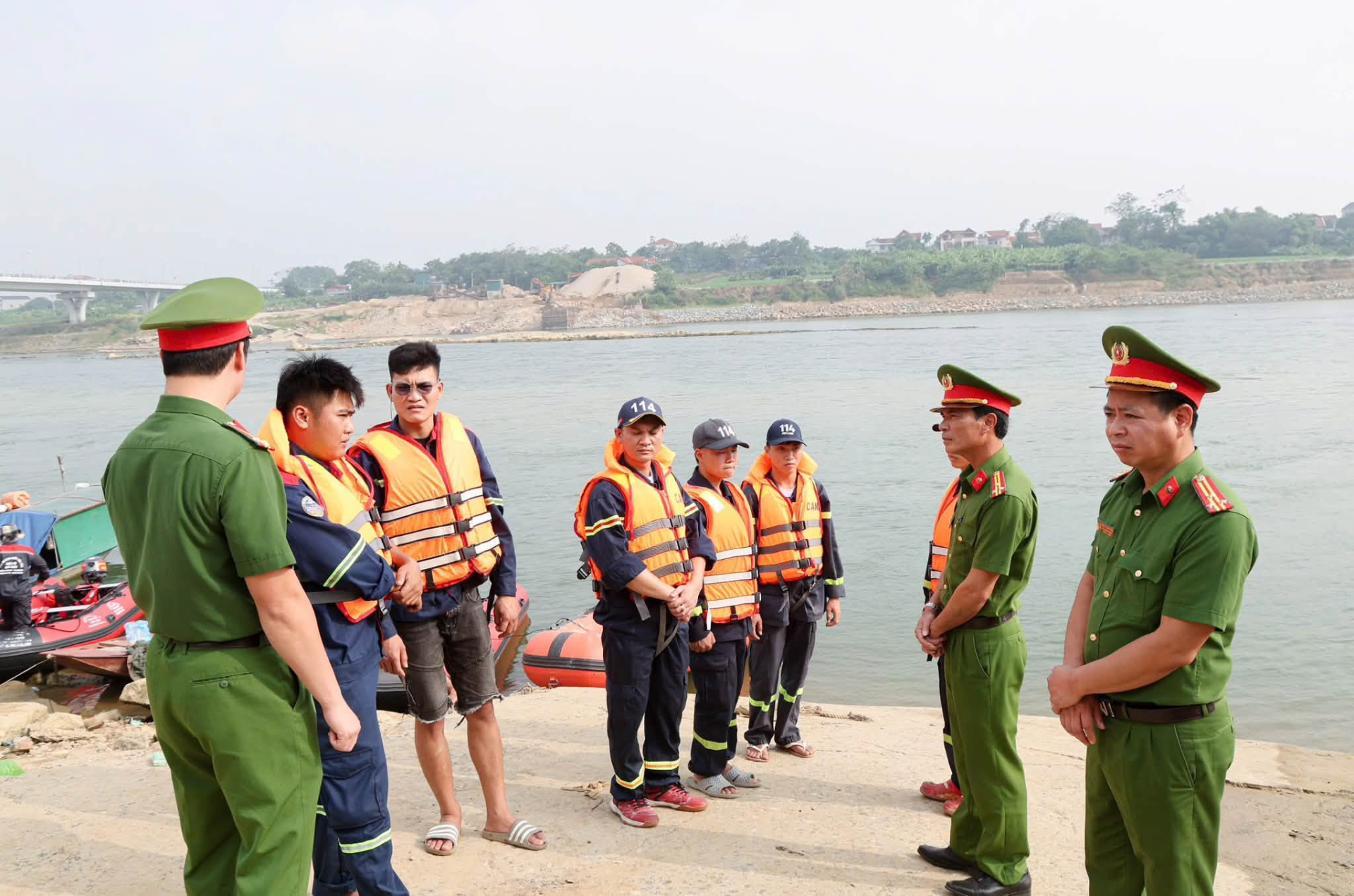 Kh&ocirc;ng c&oacute; ph&eacute;p m&agrave;u: Thi thể b&eacute; trai 2 tuổi được t&igrave;m thấy Sau vụ nhảy cầu Vĩnh Ph&uacute; - Ảnh 1.