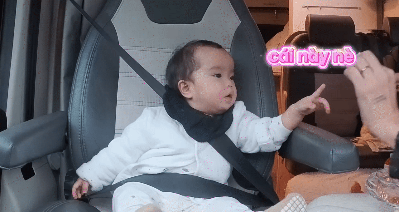 B&eacute; Gạo tự lập từ nhỏ, vấp ng&atilde; biết tự đứng dậy, kh&ocirc;ng g&agrave;o kh&oacute;c ăn vạ: Đ&acirc;y l&agrave; c&aacute;ch mẹ V&acirc;n v&agrave; ba Huy r&egrave;n con g&aacute;i - Ảnh 1.