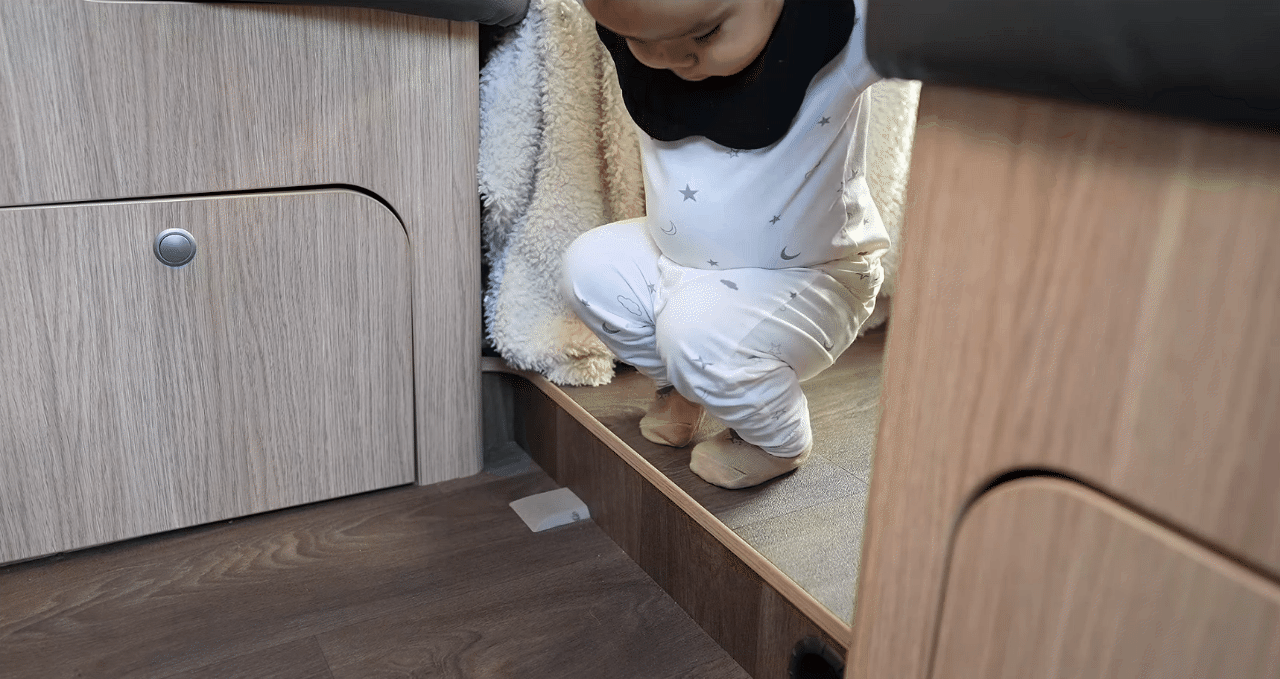B&eacute; Gạo tự lập từ nhỏ, vấp ng&atilde; biết tự đứng dậy, kh&ocirc;ng g&agrave;o kh&oacute;c ăn vạ: Đ&acirc;y l&agrave; c&aacute;ch mẹ V&acirc;n v&agrave; ba Huy r&egrave;n con g&aacute;i - Ảnh 2.