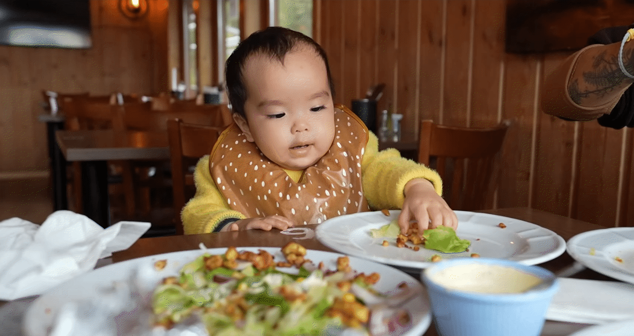 B&eacute; Gạo tự lập từ nhỏ, vấp ng&atilde; biết tự đứng dậy, kh&ocirc;ng g&agrave;o kh&oacute;c ăn vạ: Đ&acirc;y l&agrave; c&aacute;ch mẹ V&acirc;n v&agrave; ba Huy r&egrave;n con g&aacute;i - Ảnh 4.