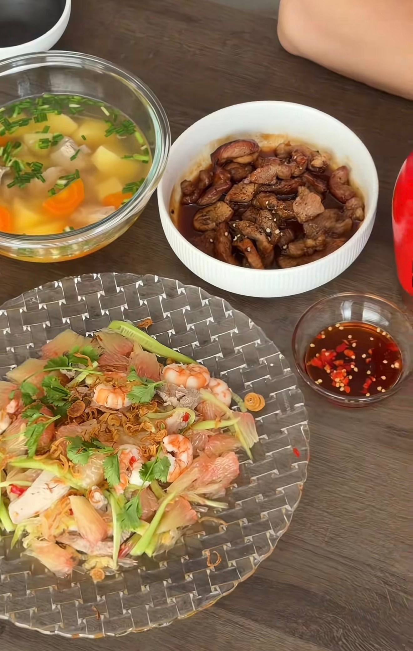 M&acirc;m cơm sang chảnh của tiểu thư H&agrave; My v&agrave; chồng hot boy 1m85 tại căn hộ 11 tỷ - Ảnh 6.