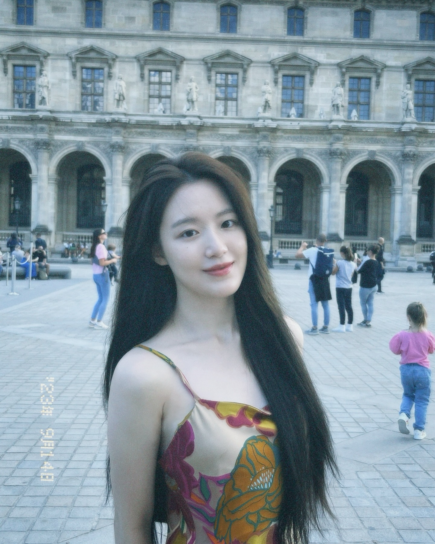 Nhan sắc tựa nữ thần của Shuhua khiến triệu người xao xuyến giữa phố năm 2026 - Ảnh 12.