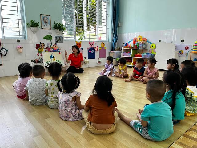 Vì sao cùng đi mẫu giáo, có trẻ được bạn vây quanh, có trẻ chỉ đứng nhìn - Ảnh 2.