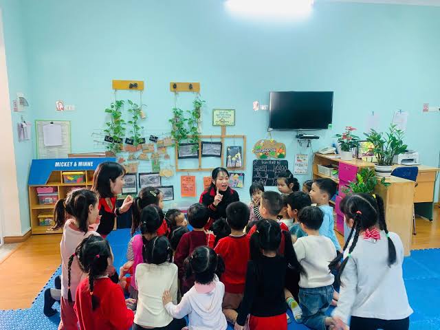 Vì sao cùng đi mẫu giáo, có trẻ được bạn vây quanh, có trẻ chỉ đứng nhìn - Ảnh 5.