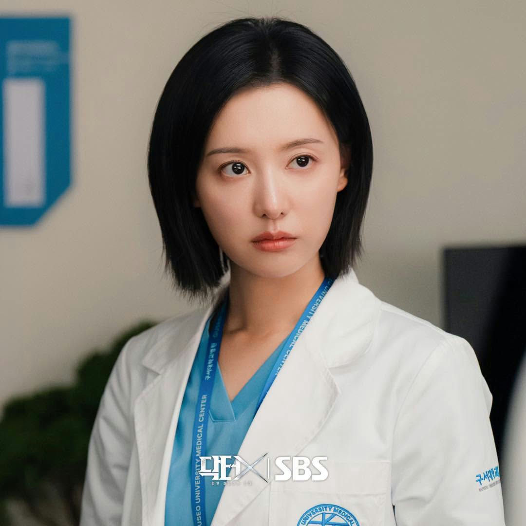 Kim Ji Won: Từ hình ảnh gầy gò khiến fan lo lắng đến nữ bác sĩ “bá khí” trong Doctor X, Bí quyết phía sau khí chất cuốn hút trên màn ảnh - Ảnh 1.