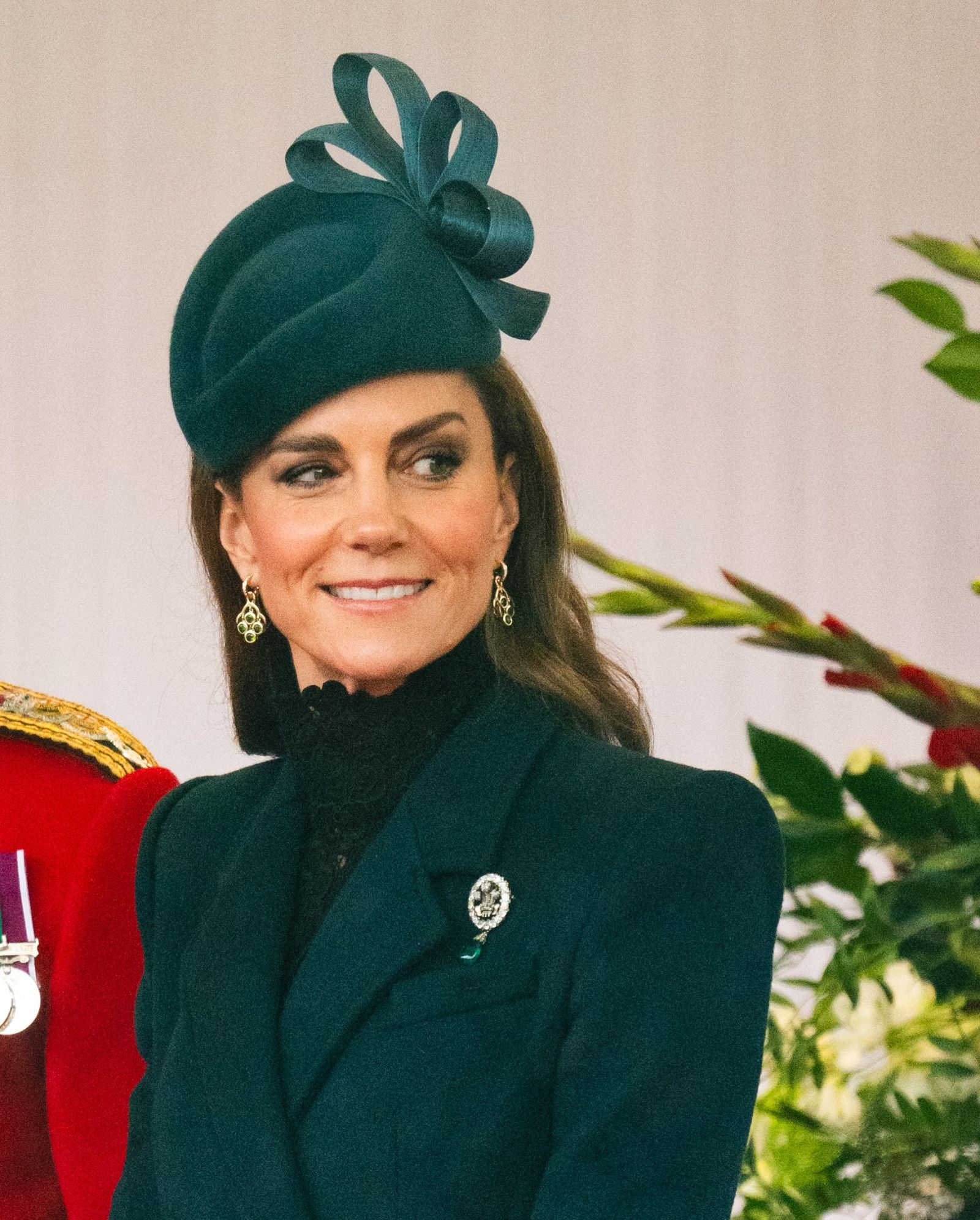 Vương phi Kate Middleton tỏa s&aacute;ng với trang sức ho&agrave;ng gia v&agrave; thiết kế hiện đại - Ảnh 2.