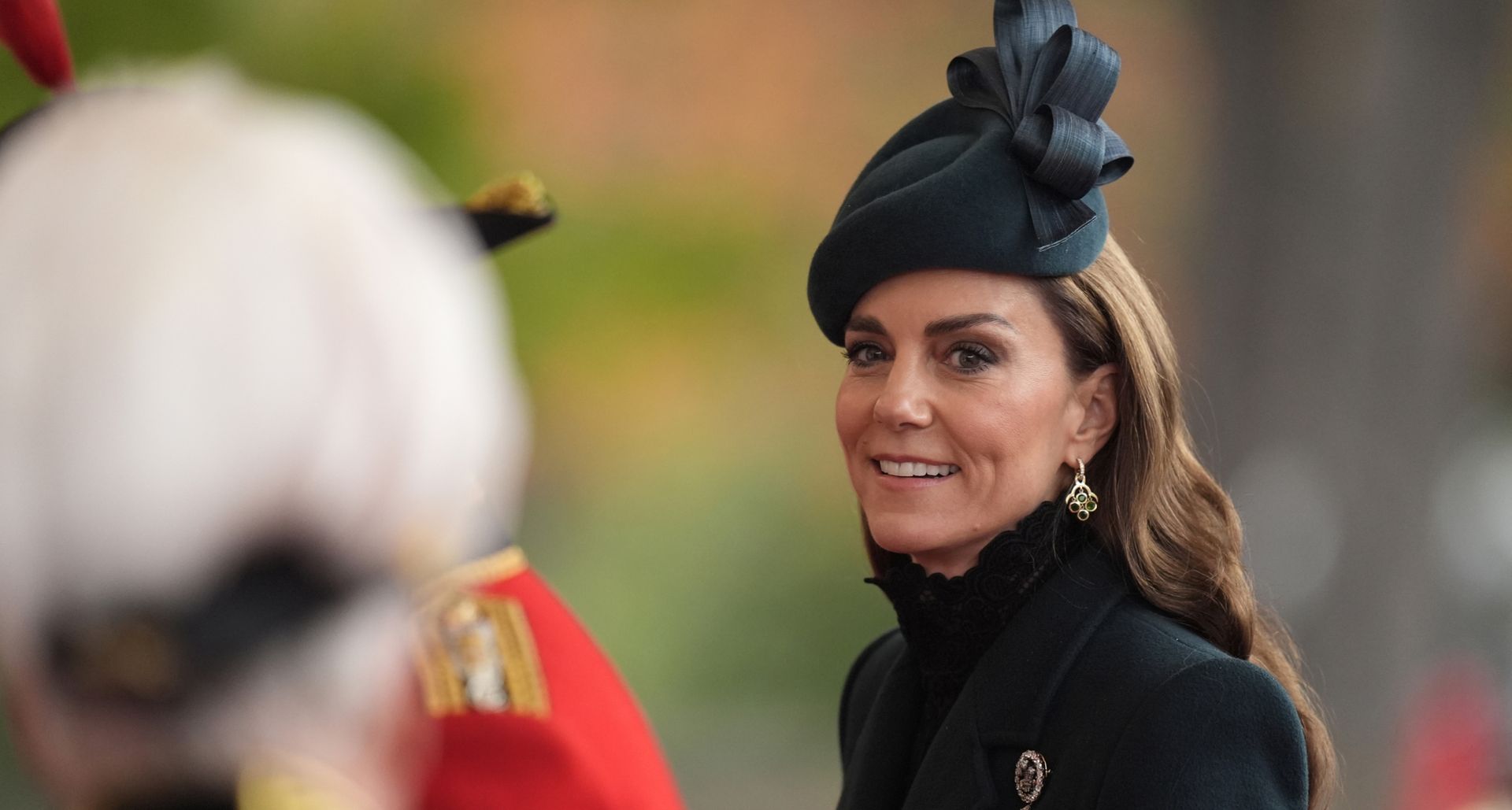Vương phi Kate Middleton tỏa s&aacute;ng với trang sức ho&agrave;ng gia v&agrave; thiết kế hiện đại - Ảnh 1.