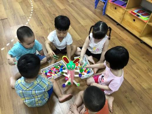 Vì sao cùng đi mẫu giáo, có trẻ được bạn vây quanh, có trẻ chỉ đứng nhìn - Ảnh 4.