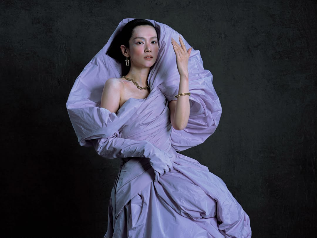 Gallery - Thư phi Như Ý truyện Trần Hạo Vũ cầm ô đọng nước mưa lên thảm đỏ VOGUE, visual như bước ra từ tranh sơn dầu - image 1