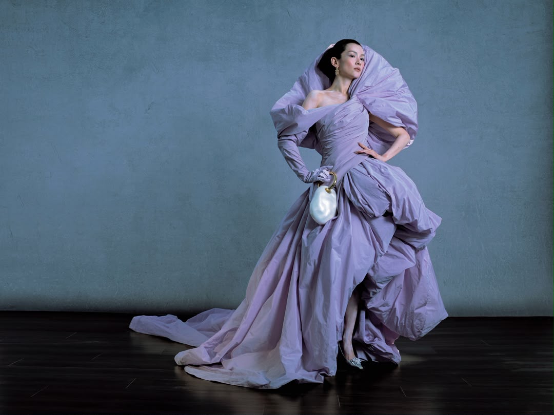 Gallery - Thư phi Như Ý truyện Trần Hạo Vũ cầm ô đọng nước mưa lên thảm đỏ VOGUE, visual như bước ra từ tranh sơn dầu - image 2