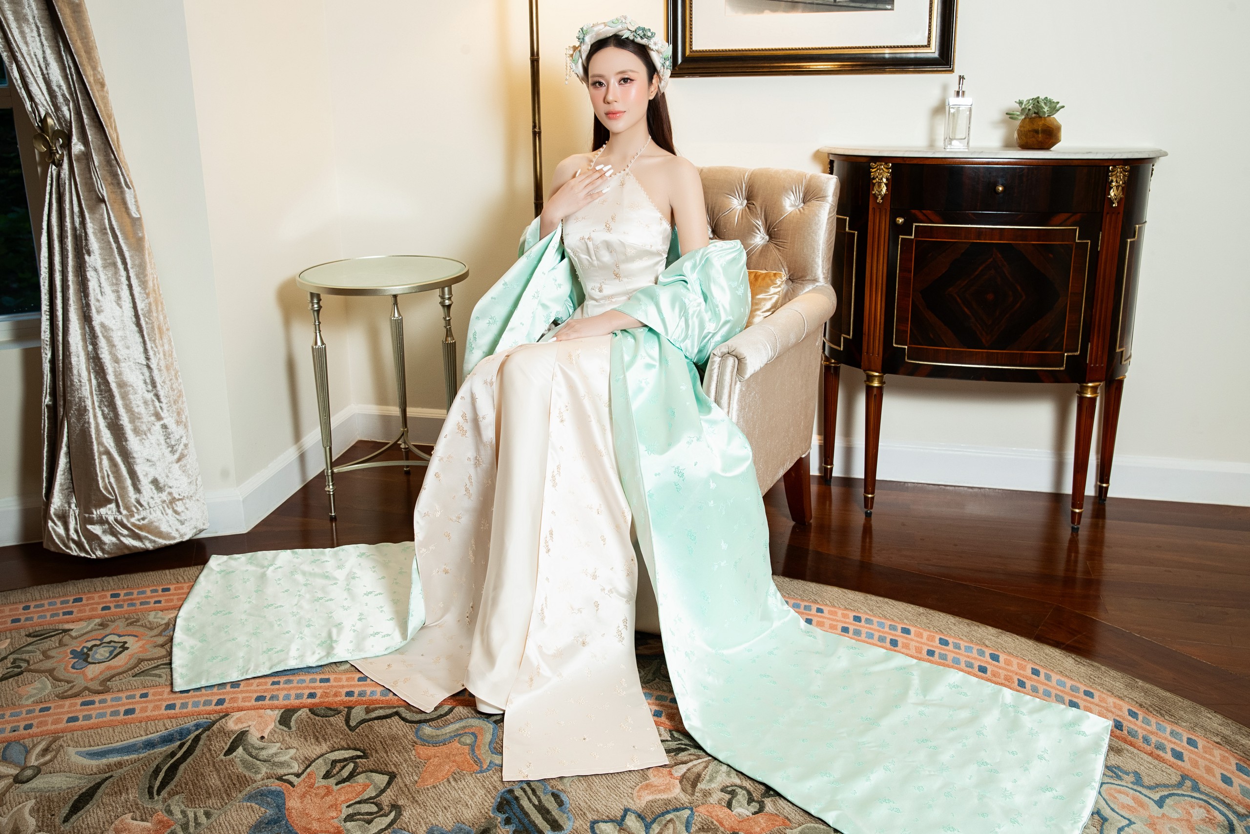 Gallery - Tô Diệp Hà diện áo dài cổ yếm, đội mấn hoa lên thảm đỏ, visual một chín một mười bên Lan Ngọcn - image 5