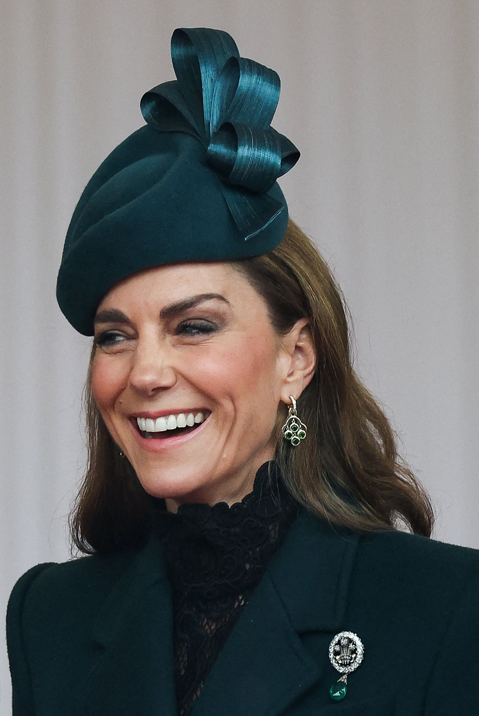 Vương phi Kate Middleton tỏa s&aacute;ng với trang sức ho&agrave;ng gia v&agrave; thiết kế hiện đại - Ảnh 3.