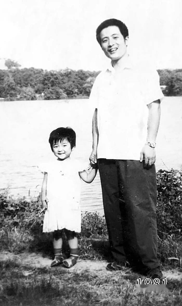 Bộ ảnh bố v&agrave; con g&aacute;i chụp ở c&ugrave;ng một địa điểm, c&ugrave;ng một ng&agrave;y suốt 40 năm: Xem đến ảnh cuối l&agrave; bật kh&oacute;c- Ảnh 2.