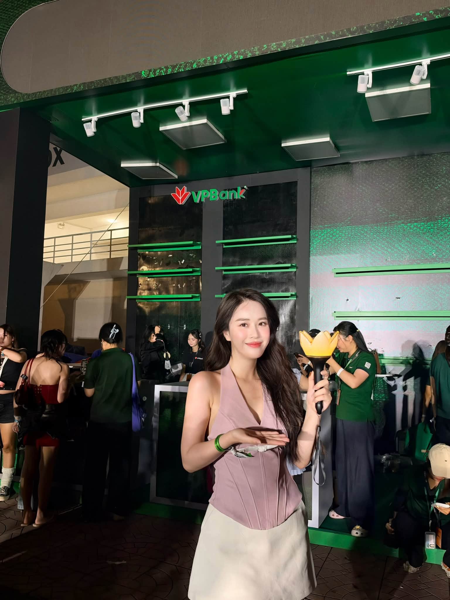 Hội mẹ bỉm được ng&agrave;y "trốn con" đi đu idol: Mẹ 2 con, mẹ 6 con... đến mẹ bỉm vừa sinh con được 6 th&aacute;ng vẫn l&ecirc;n đồ quẩy "bung n&oacute;c"- Ảnh 2.
