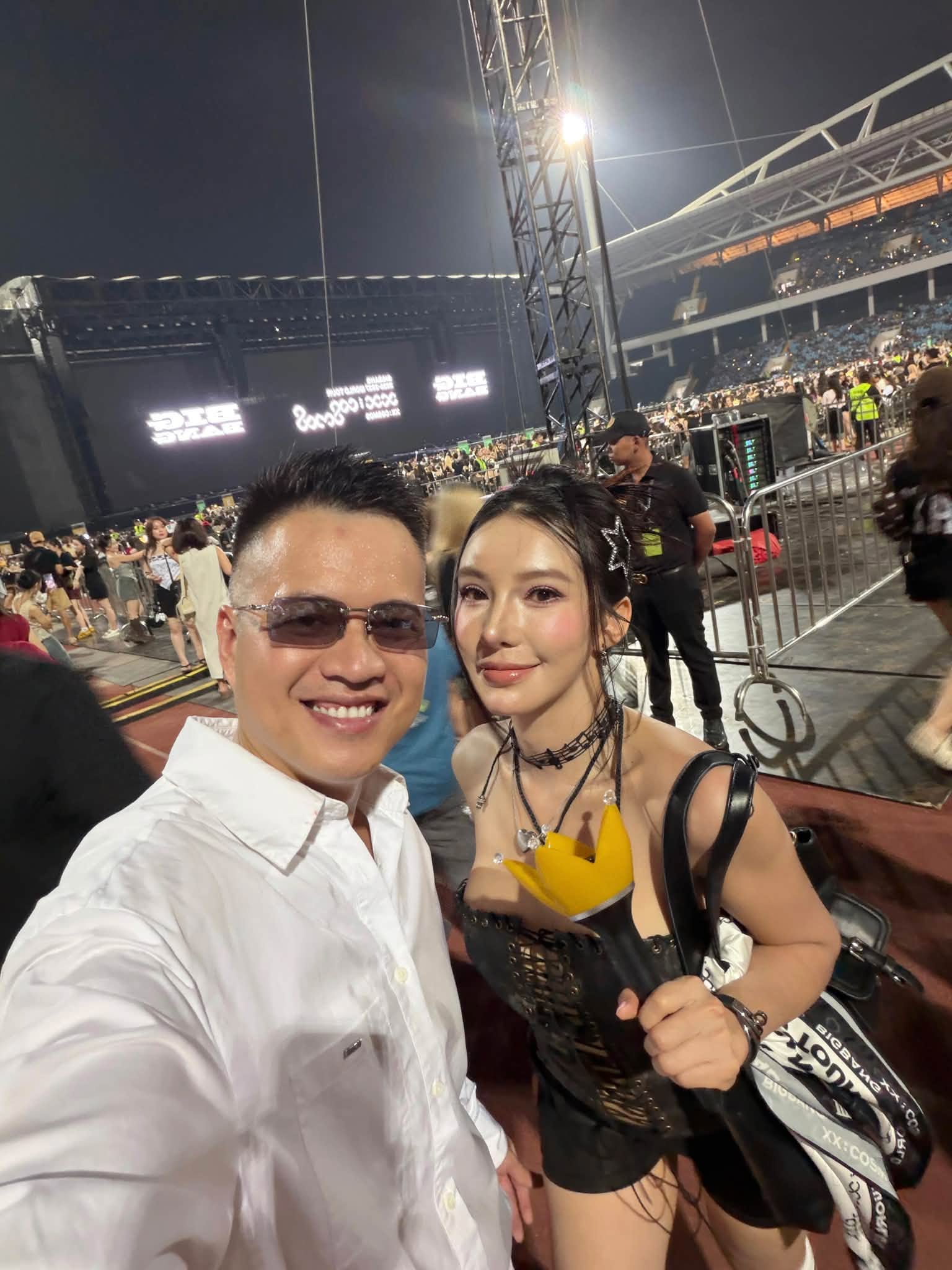 Hội mẹ bỉm được ng&agrave;y "trốn con" đi đu idol: Mẹ 2 con, mẹ 6 con... đến mẹ bỉm vừa sinh con được 6 th&aacute;ng vẫn l&ecirc;n đồ quẩy "bung n&oacute;c"- Ảnh 10.